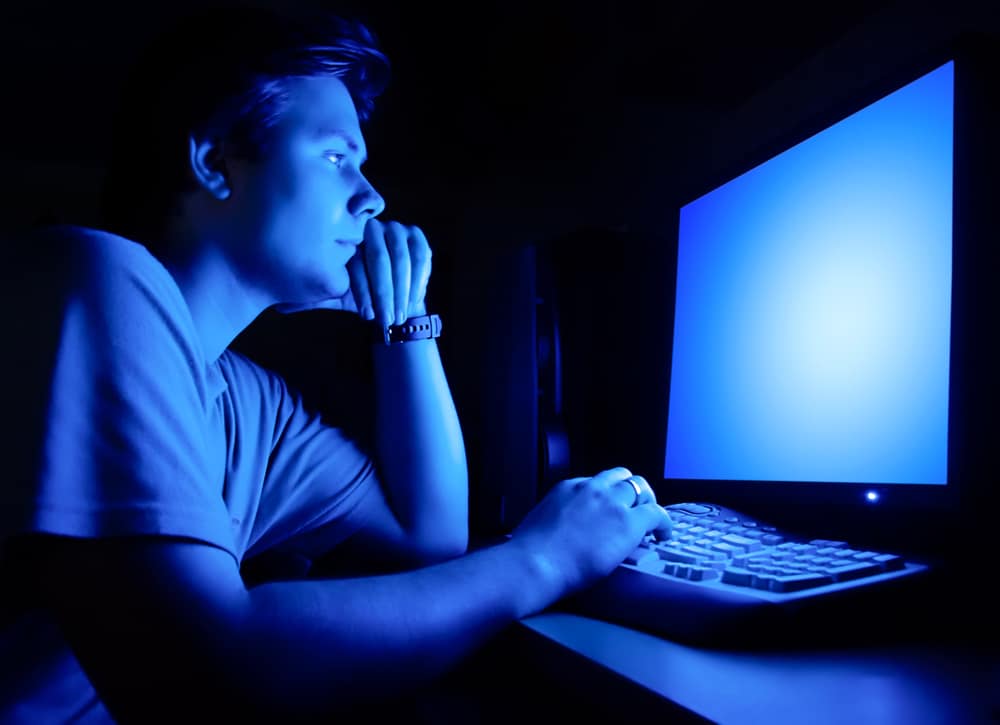 Экран компьютера с голубым оттенком