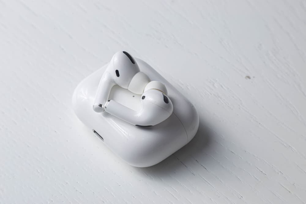 how to test airpods microphone