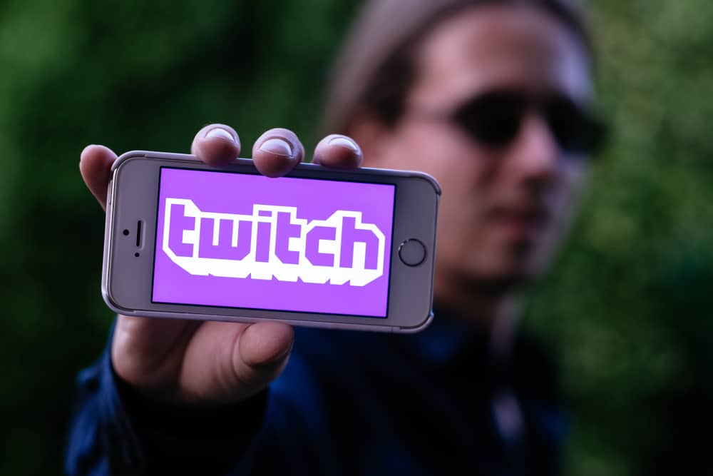 Логотип Twitch на экране смартфона