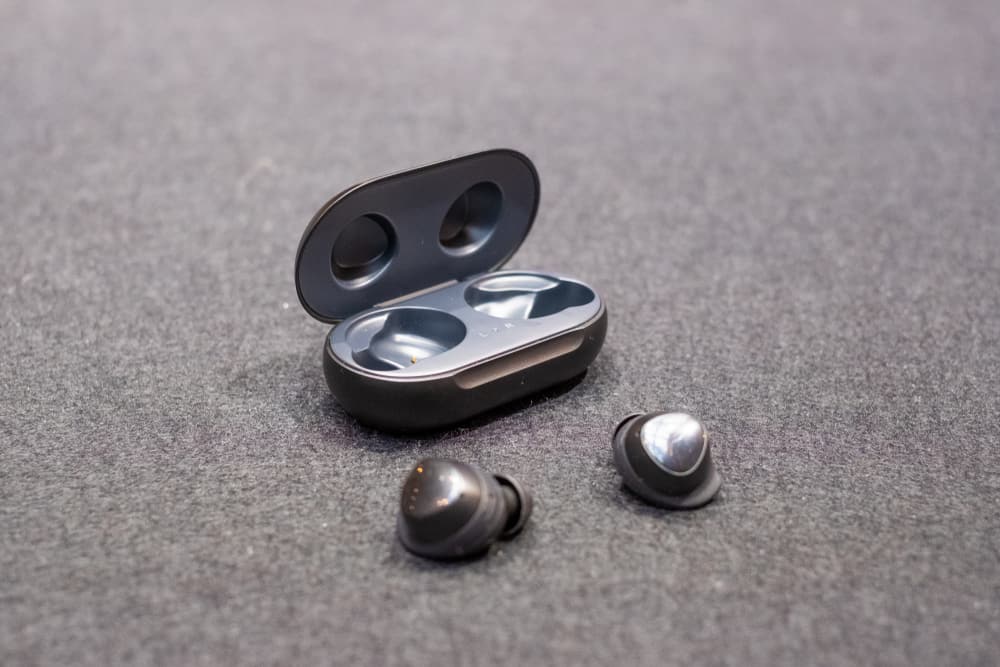 Левый наушник buds pro. Наушники Xiaomi Buds. Samsung Galaxy Buds 1 поколения. Амбушюры для Xiaomi Buds 3. Амбушюры для наушников Samsung Galaxy Buds.