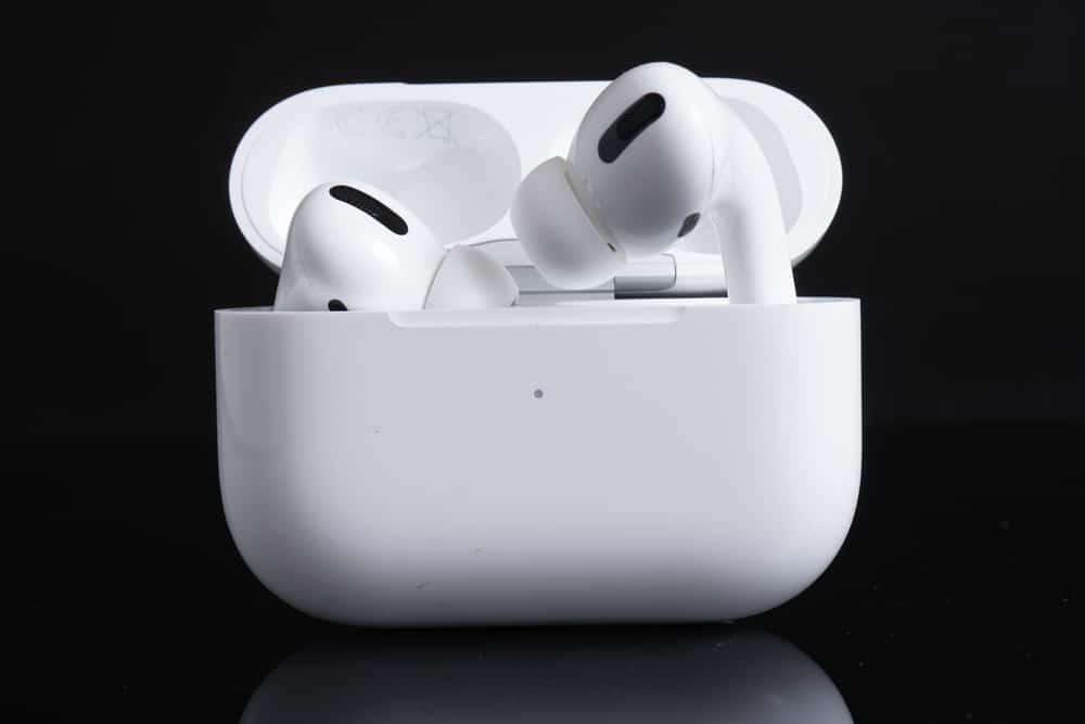 Airpods в футляре