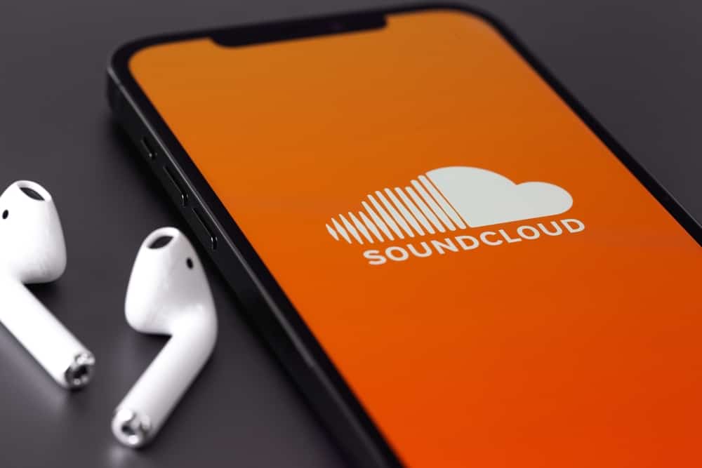 Приложение Soundcloud с Airpods